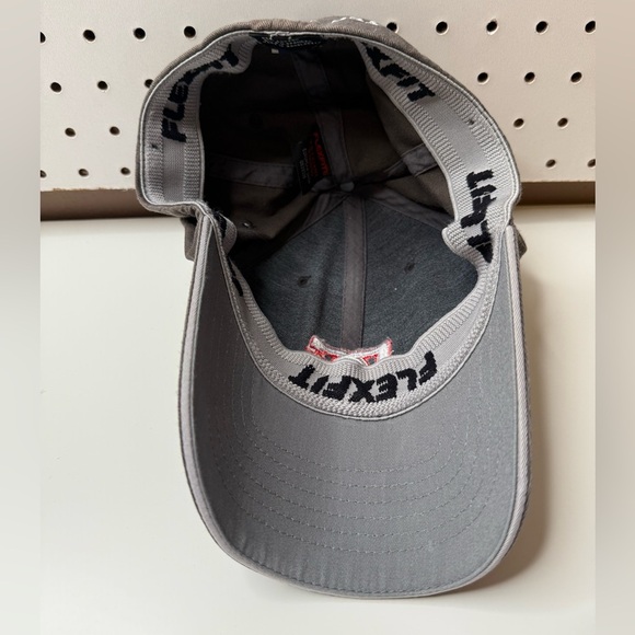 DC Shoes Flexfit Charcoal Hat with White & Red Emblem Logo Skate Skateboarding - Picture 10 of 15